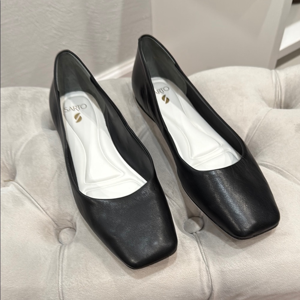 Black Flats with Square Toe and Low Cut Vamp